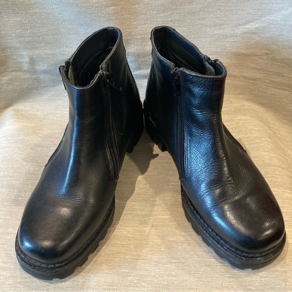 ST EMILE Sz 8 Leather Square Toe Chunky Sole Zipper Closure Ankle Booties Boots